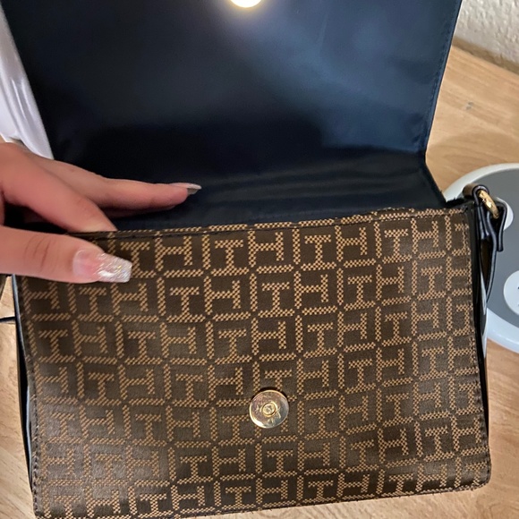 🎉HP 7/17🎉 Tommy Hilfiger Satchel Crossbody Bag, Brown Logo& BlackPatentLeather - Picture 6 of 6